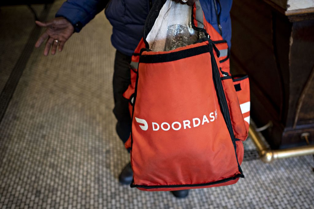 Motorista da DoorDash Enfrenta Acusações Criminais por Pulverizar Comida de Clientes